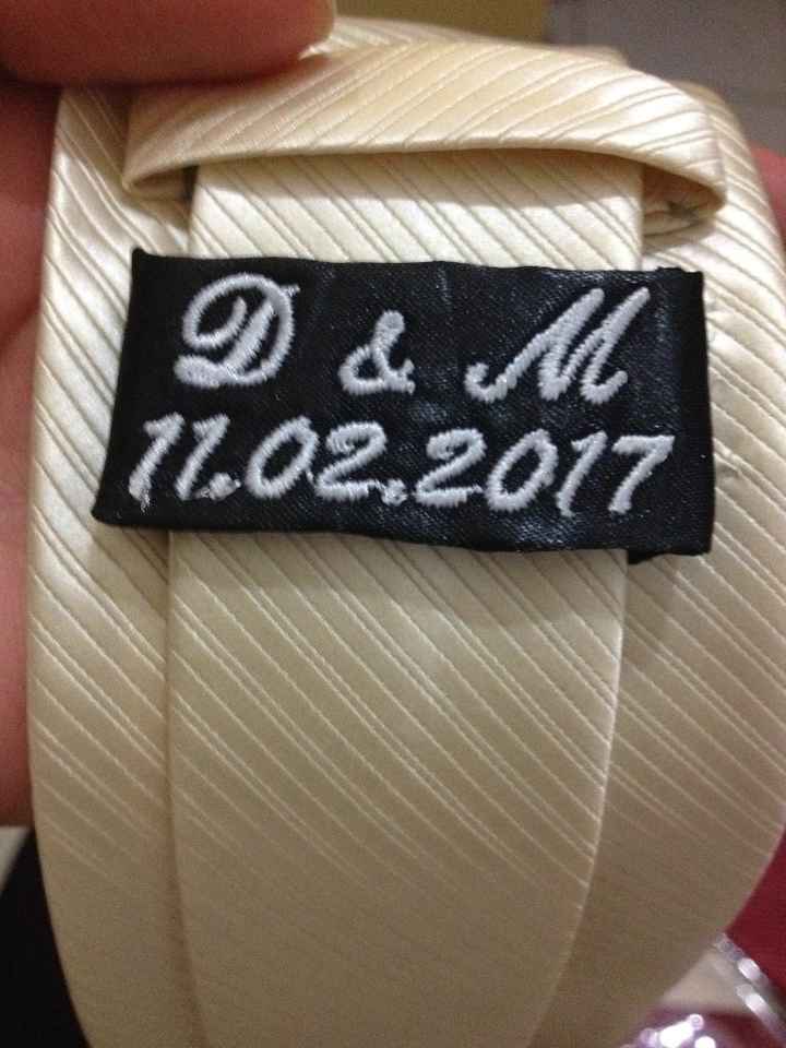 Detalhe da gravata/etiqueta - Pais
