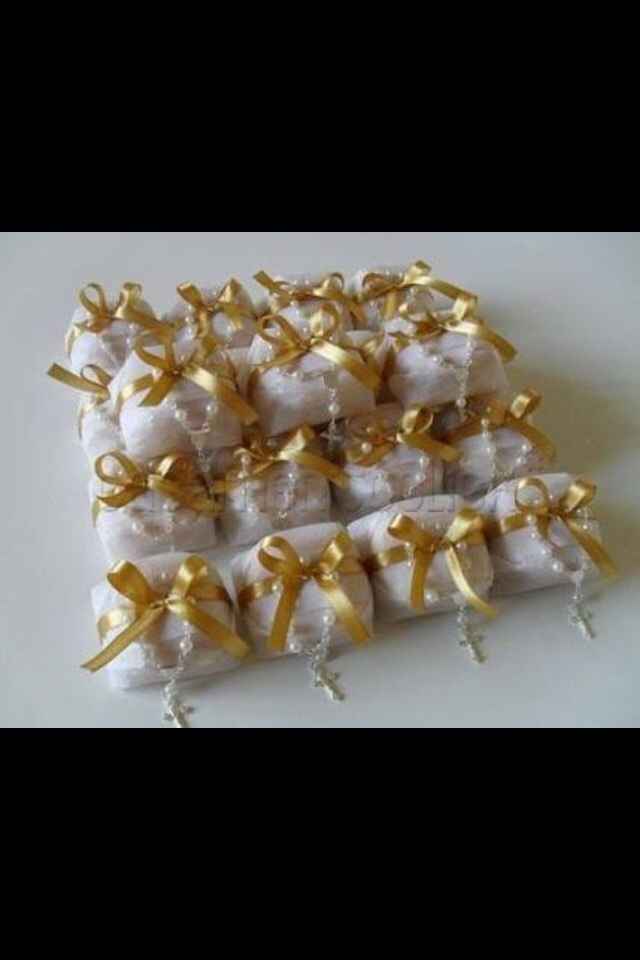 Inspiração - embalagem branca com fita dourada e mini terço