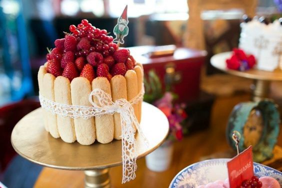 bolo de frutas vermelhas