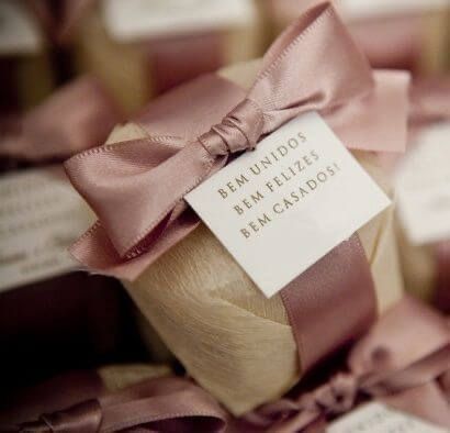 Como Lembrancinha Na Porta Da Igreja Pao De Mel Ou Bem Casado As lembrancinhas para padrinhos de casamento devem transmitir todo o carinho que existe entre vocês e os padrinhos e madrinhas, com o para quem não casa no católico e vai fazer um casamento em igreja evangélica, pode preparar uma lembrancinha para padrinhos de casamento com detalhes evangélicos. de mel ou bem casado