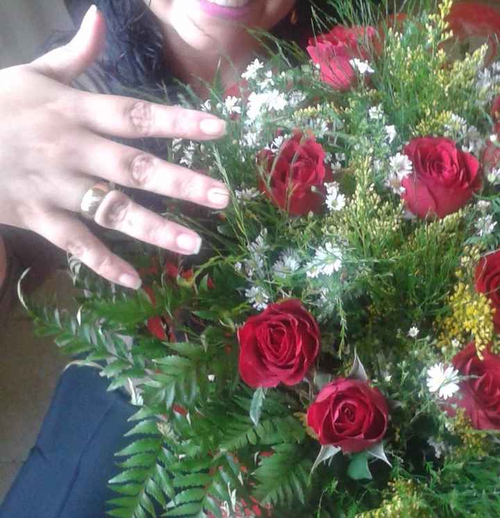Essa é minha aliança e meu bouquet rs Não da ra ver o detalhe dela certo.