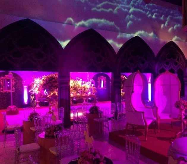 Decoração: tudo rosa e espetáculo à parte com carrossel, carruagem e circo