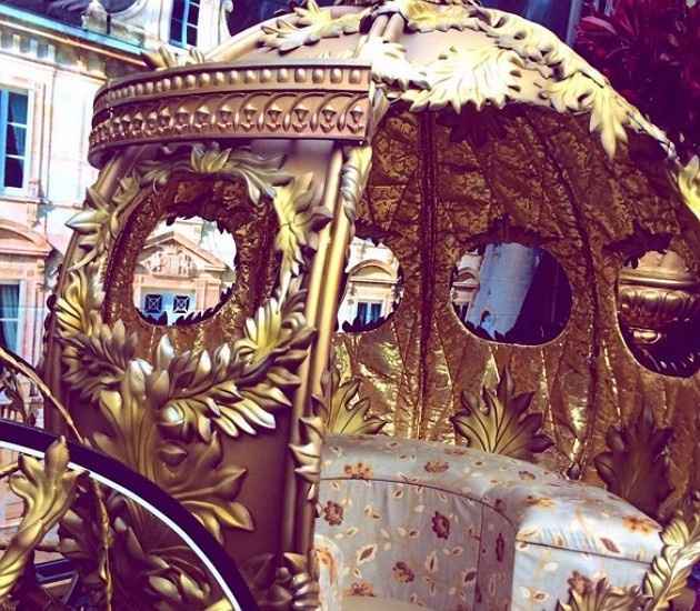 na entrada havia uma carruagem dourada e brilhante com cocheiros, que conduziam o convidado até os p
