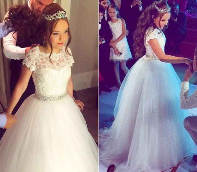O segundo, longo, rodado e todo branco, foi usado durante a valsa. Supeeer princesa!