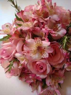 Astrómelias + Rosas = combinação perfeita!