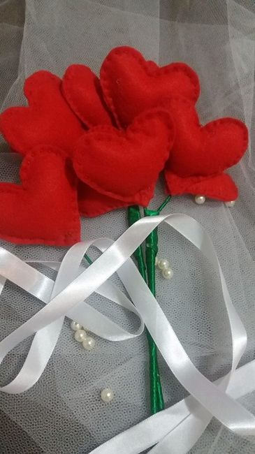 Montando os corações nos galhos....