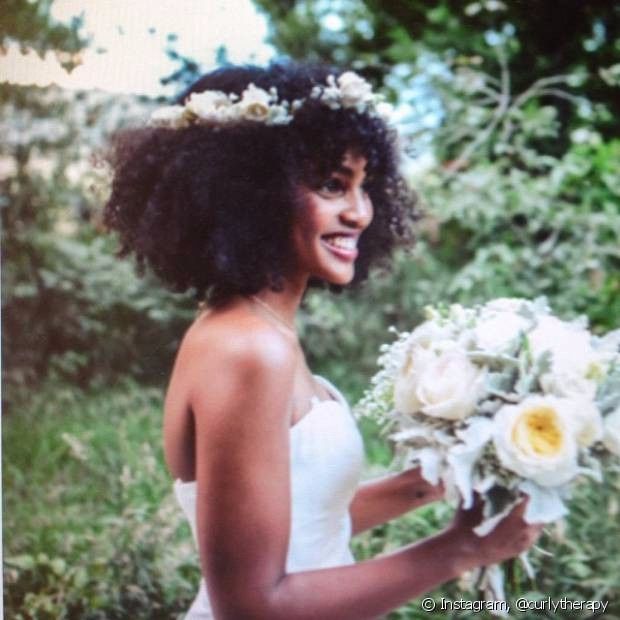 Cabelo solto com coroa de flores