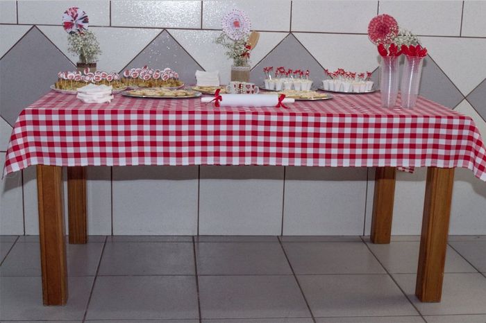 Mesa de salgados e doces