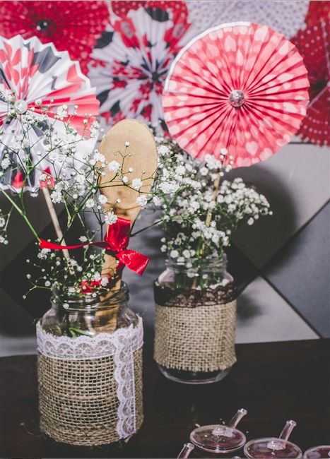 Potinhos de vidro com rosetas, colher de pau e mosquitinhos