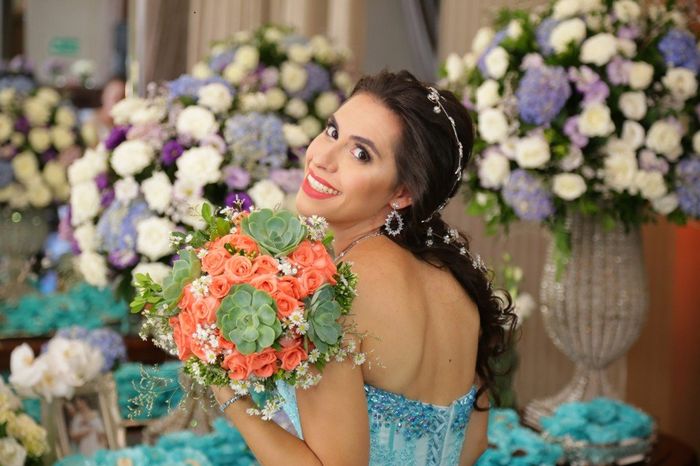 Amo suculentas! E queria que o buquê se destacasse das demais cores da festa.