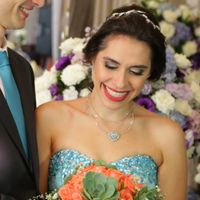 Olhos esfumaçados entre branco e tons de marrom escuro, batom vermelho mais natural