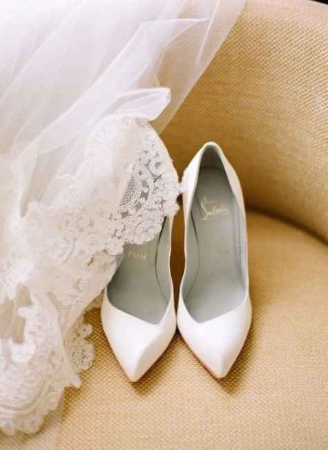 Sapatos - Branco simples e com um salto baixinho!