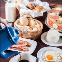 Café da manha para o amor! Uma mesa romântica e cheia de coisas gostosas!
