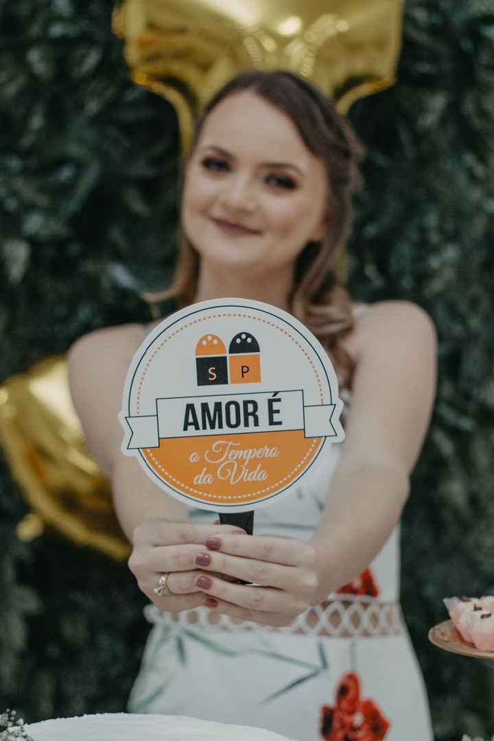 plaquinhas daquelas que a gente já compra pronta (ganhei da decoradora onde aluguei as coisas) que t