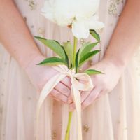 Fica muito estranho abrir mão do buquê e entrar somente com uma rosa? - 1