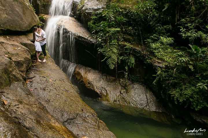 Na cachoeira