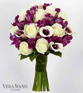 Orquideas roxas, rosas brancas e copos de leite Picasso