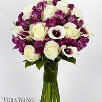 Orquideas roxas, rosas brancas e copos de leite Picasso