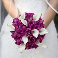 Rosas roxas e copos de leite