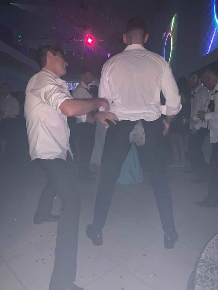 O padrinho que ficou com a bunda de fora a festa toda kkkkkkk 
