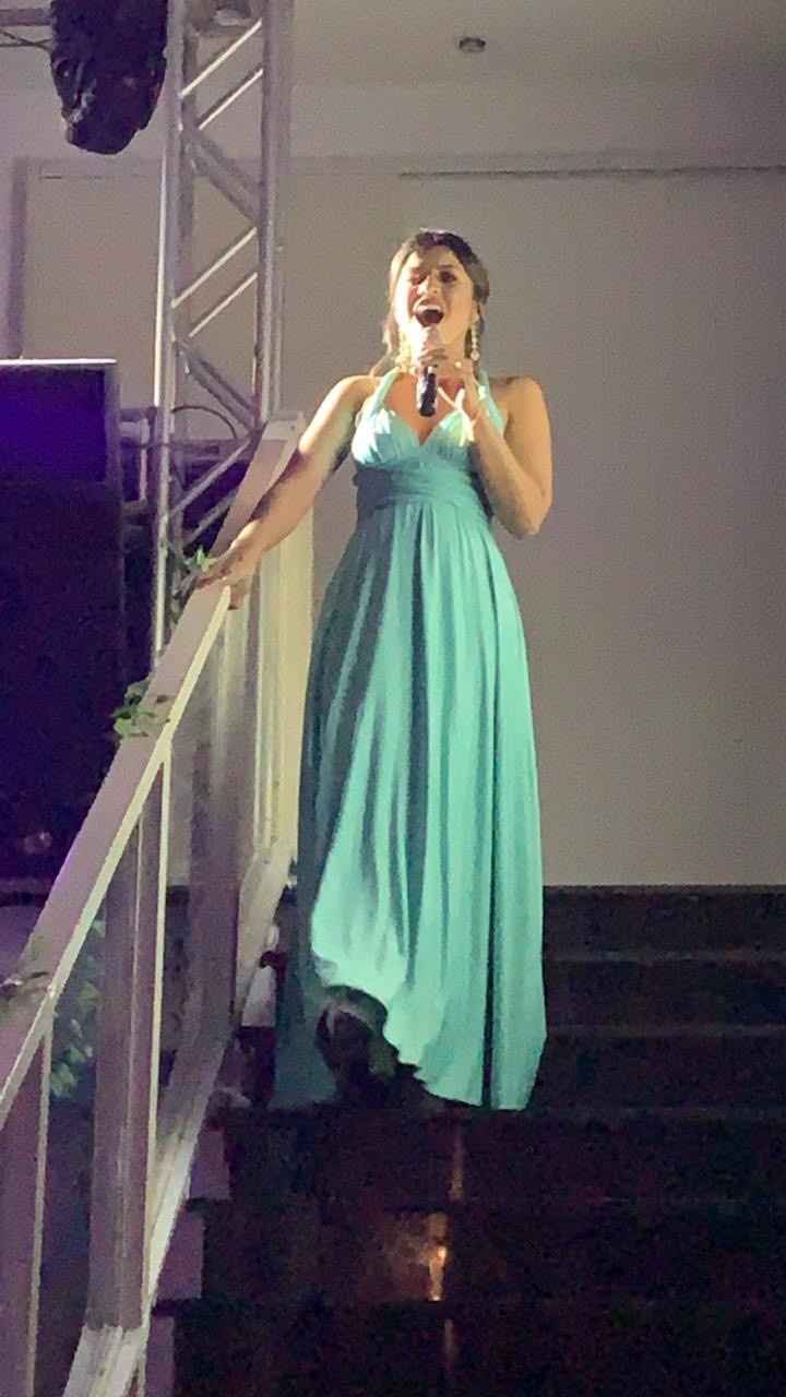 Não sei como ela conseguiu cantar bem, em inglês, de vestido longo, salto alto e descer as escadas a