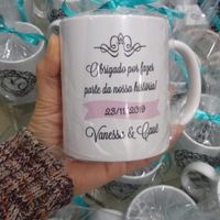 Esqueci de pedir pra alterar a cor da faixinha para combinar com o tom das madrinhas hahaha 