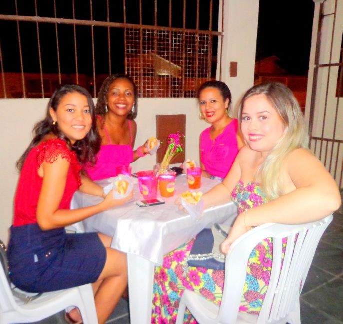 Amigas.. rs.. olha os copos ai na mesa..