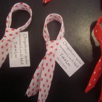 Alem de cortar a gravata e dar um pedaço dela, tem como dar lembrancinhas.