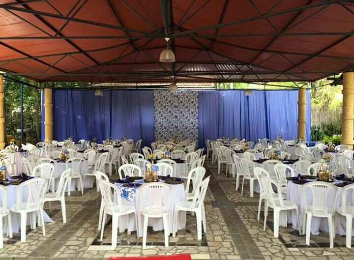 Cadeiras de plástico e "buffet" - 1