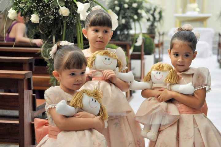 Daminhas com ursinho de pelúcia na hora do cortejo