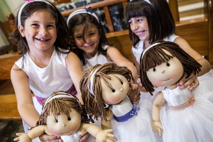 Daminhas com ursinho de pelúcia na hora do cortejo