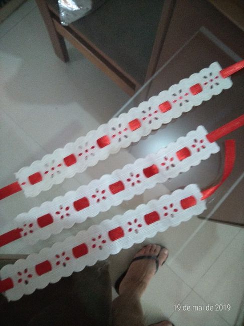 decorei com esses negócinhos de bordar que minha mãe tinha e as fitas que sobraram dos arranjos do n