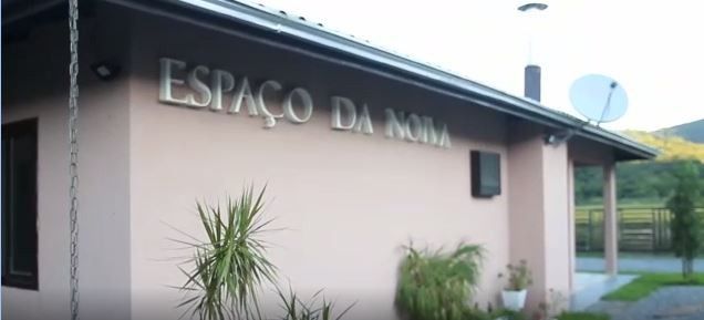 casa espaço da noiva com uma suíte para eu me arrumar e nosso quarto para a noite, mais 3 quartos pa