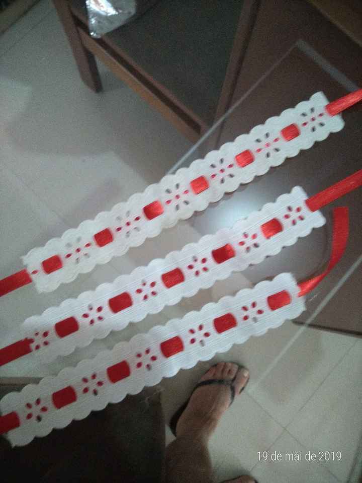 decorei com esses negócinhos de bordar que minha mãe tinha e as fitas que sobraram dos arranjos do n