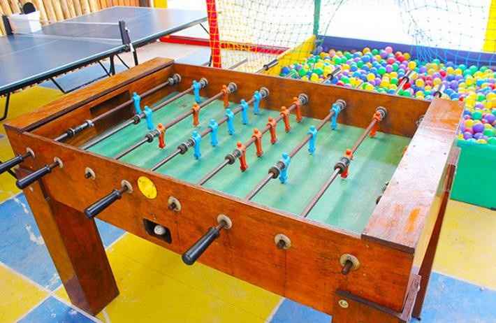 playgroud com pimbolim, ping-pong, piscina de bolinhas
