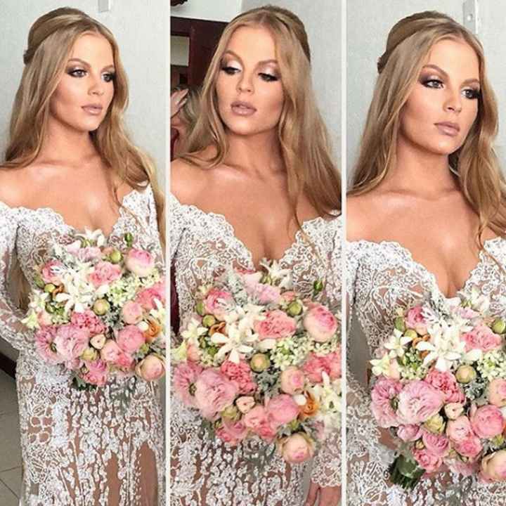 penteado sem nada demais, nem uns cachos, mas tava linda!