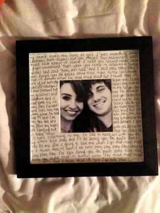 um quadro com a foto e um texto de agradecimento