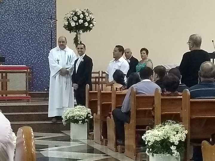 Padre Ricardo, que presidiu lindamente a celebração, e o noivo, aguardando minha entrada