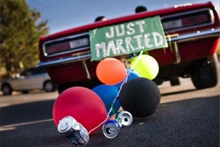 meio-de-transporte-do-casamento-latas-amarradas-no-carro