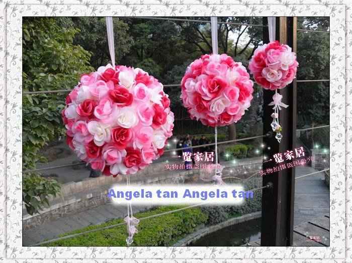 Bolas com flores artificiais