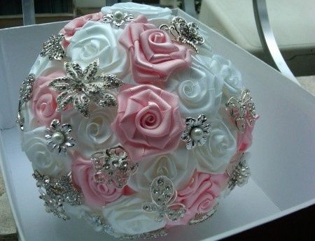 Buquê de Flores de cetim com broches, vejam!! - 1
