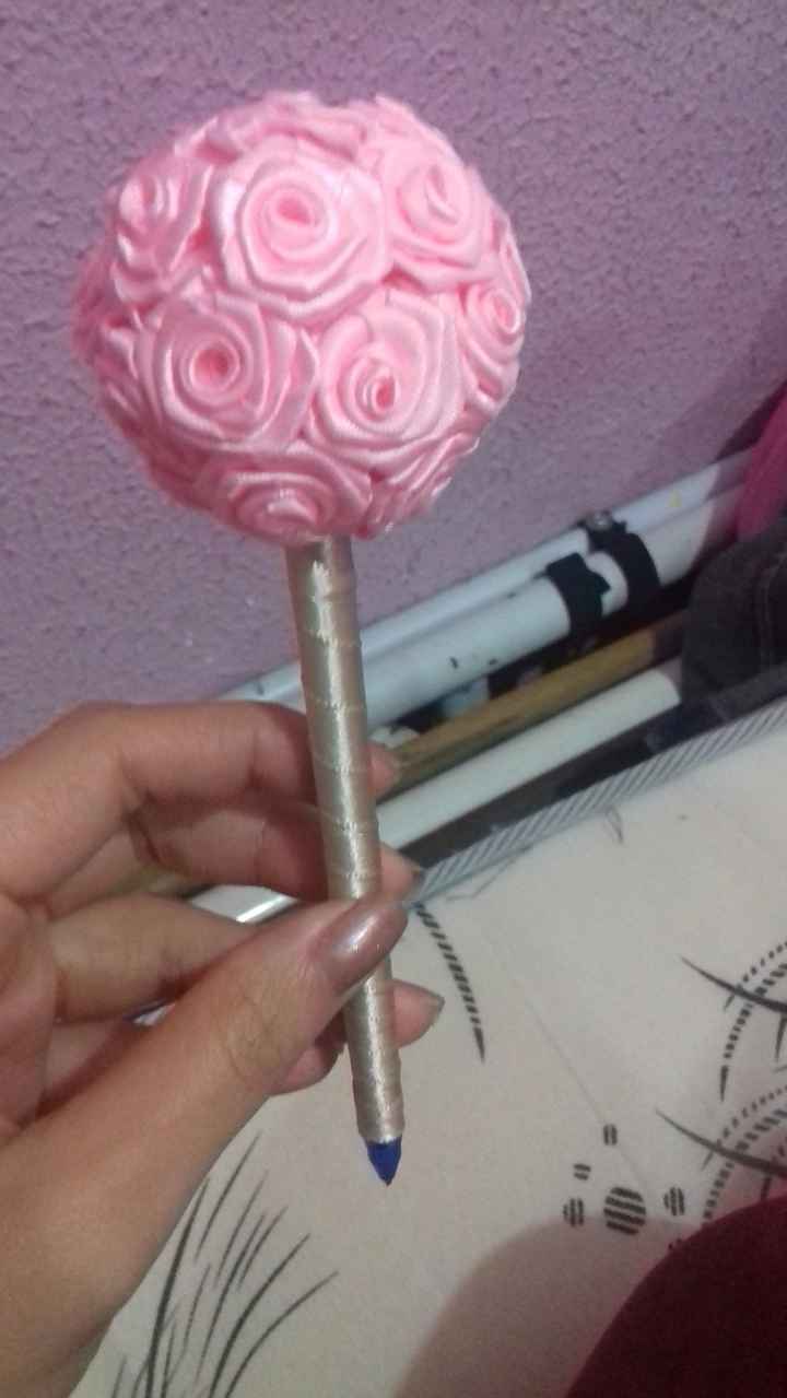 Essa é a caneta que fiz (fiz as florzinhas e enrolei a caneta com fita cetim)
