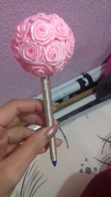 Essa é a caneta que fiz (fiz as florzinhas e enrolei a caneta com fita cetim)