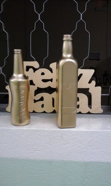 Garrafas pintadas com tinta spray