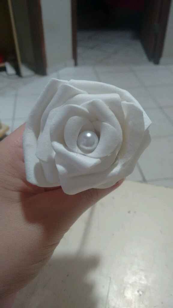 Primeira rosa de emborrachado (e.v.a) que fiz :) - 1