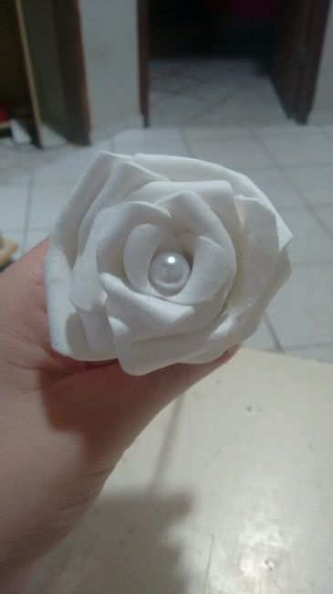 Primeira rosa de emborrachado (e.v.a) que fiz :) - 1
