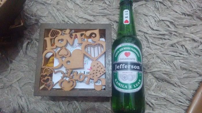 Caixinha para madrinha e a cerveja para o padrinho.