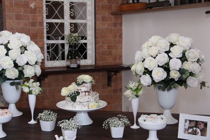 mesa com o bolo.... (arranjos grandes: flor artificial - arranjos menores e bolo: flor natural)