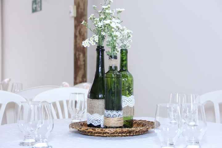 Centros de mesa - suplat rustico (alugado) - as garrafas (de vinho e azeite) eu decorei