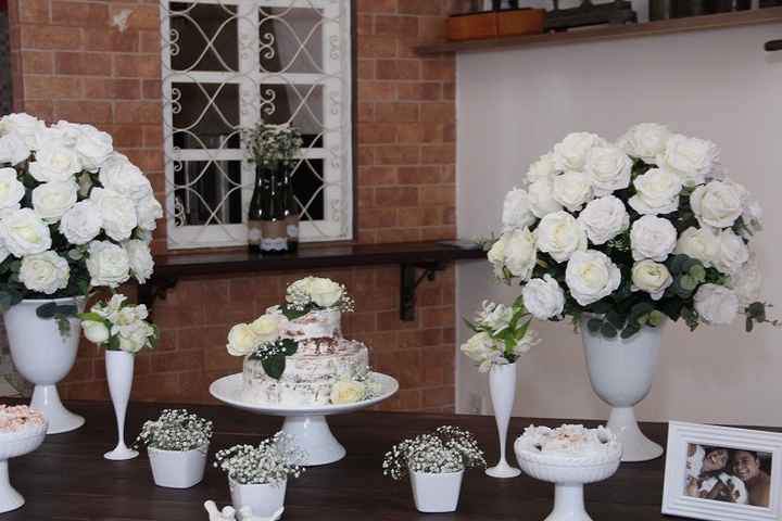 mesa com o bolo.... (arranjos grandes: flor artificial - arranjos menores e bolo: flor natural)
